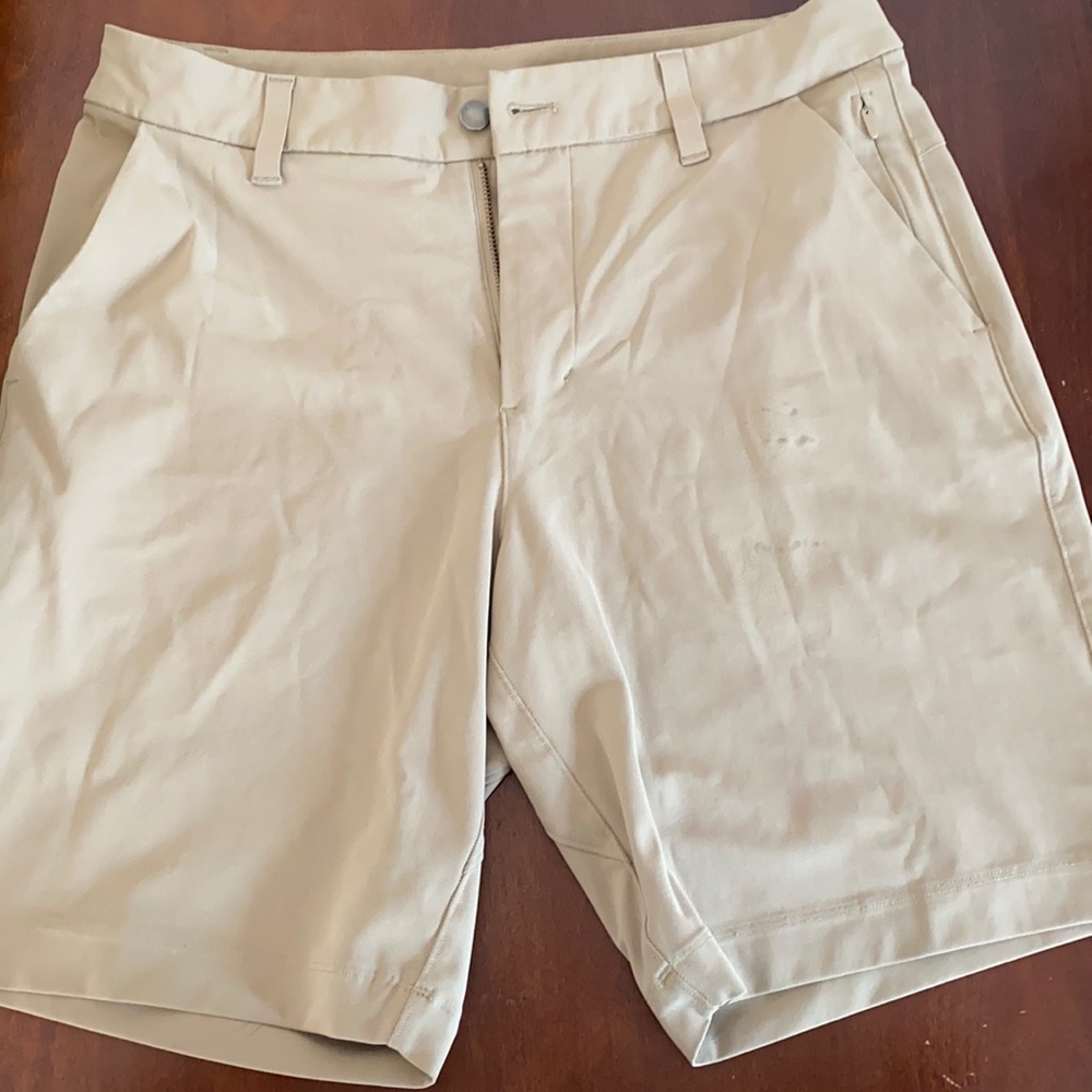 Men’s Lululemon Commission Shorts. Khaki 7”